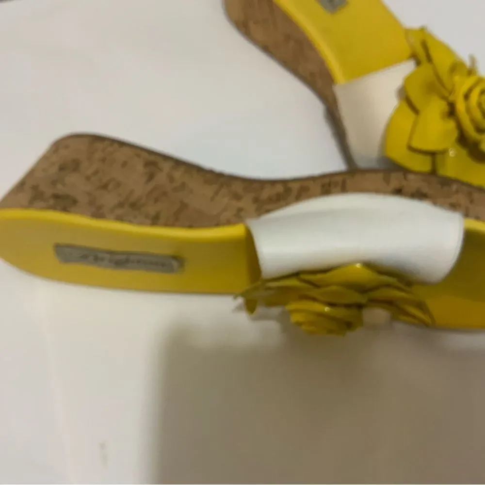 Brighton Helena Women’s Size 9 M  Slide Yellow and White flower leather.